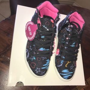 SO black high tops sneakers with a easy zip